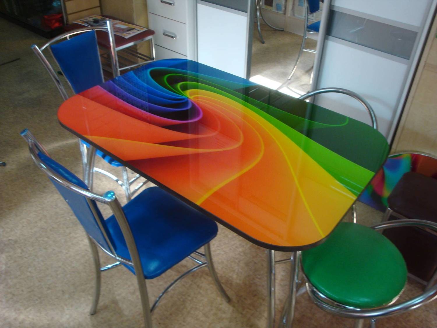 столы из цветного стекла для кухни